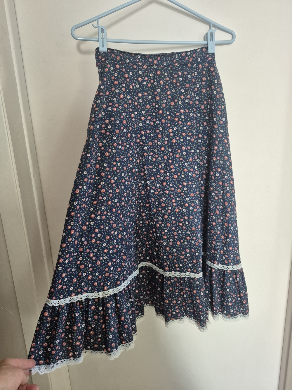 Vintage 70s Reitmans Navy Floral Prairie Paysant Bohemian Midi Skirt
